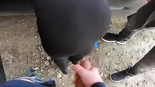 Schizzata sul culo dai guardoni