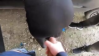 Schizzata sul culo dai guardoni