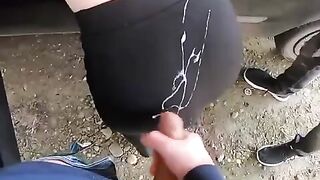 Schizzata sul culo dai guardoni