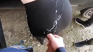 Schizzata sul culo dai guardoni