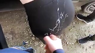 Schizzata sul culo dai guardoni