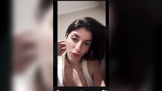 La napoletana dalle tette immense mi manda un selfie