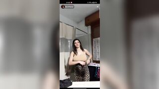 La napoletana dalle tette immense mi manda un selfie