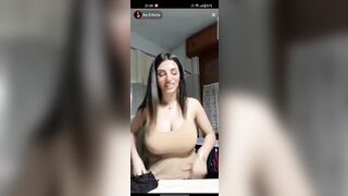 La napoletana dalle tette immense mi manda un selfie