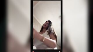 La napoletana dalle tette immense mi manda un selfie