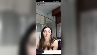 La napoletana dalle tette immense mi manda un selfie