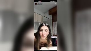 La napoletana dalle tette immense mi manda un selfie