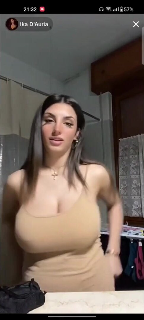 La napoletana dalle tette immense mi manda un selfie - AmaPorn