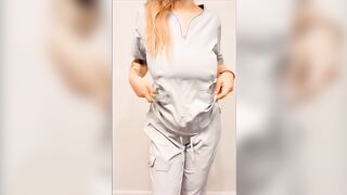 Bionda tettona mette in mostra le poppe