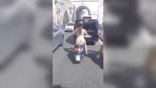 Napoletana troia esce il culo in moto