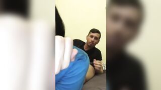 Ragazzo napoletano si diverte co lcul odella sua compaesana