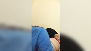 Ragazzo napoletano si diverte co lcul odella sua compaesana