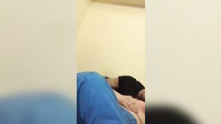 Ragazzo napoletano si diverte co lcul odella sua compaesana