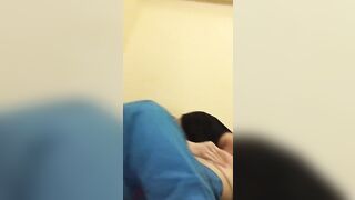 Ragazzo napoletano si diverte co lcul odella sua compaesana