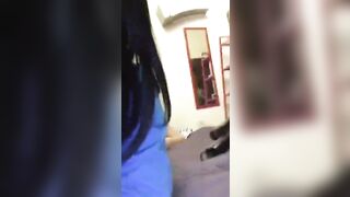 Ragazzo napoletano si diverte co lcul odella sua compaesana