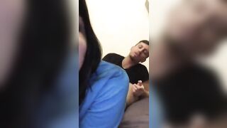 Ragazzo napoletano si diverte co lcul odella sua compaesana