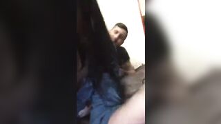 Ragazzo napoletano si diverte co lcul odella sua compaesana