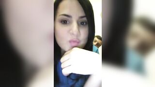 Ragazzo napoletano si diverte co lcul odella sua compaesana