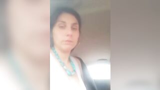 Moglie italiana lo succhia in auto al guardone