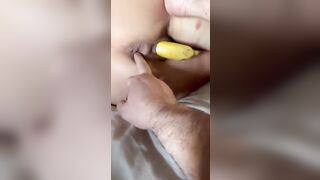 Banana in fica e dito in culo a mia moglie
