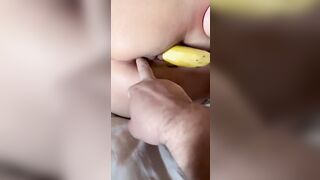 Banana in fica e dito in culo a mia moglie