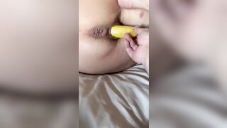 Banana in fica e dito in culo a mia moglie