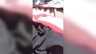 Scosta costume e mostra fica della fidanzata in spiaggia