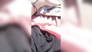 Scosta costume e mostra fica della fidanzata in spiaggia