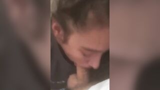 Fidanzatina tropia succhia con foga la mazza che le esplode in bocca