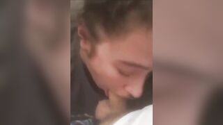 Fidanzatina tropia succhia con foga la mazza che le esplode in bocca