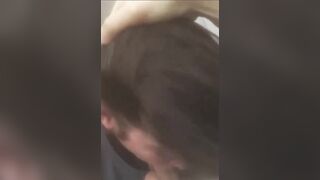 Fidanzatina tropia succhia con foga la mazza che le esplode in bocca