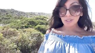 Ditalino in spiaggia di porca esibizionista