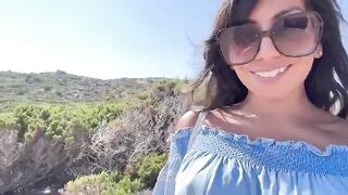 Ditalino in spiaggia di porca esibizionista