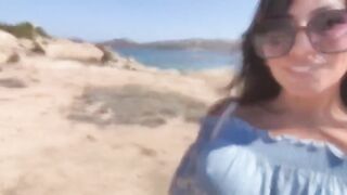 Ditalino in spiaggia di porca esibizionista