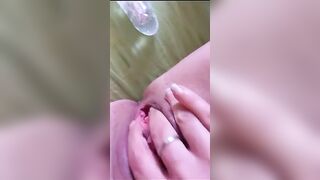 Moglie amatoriale italiana che si masturba con un dildo