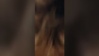 Si sbatte il cazzo sulla faccia e lo succhia