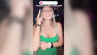 Biondina italiana fica in discoteca