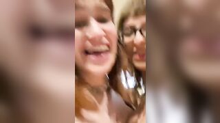 Ciao guarda le nostre tette porco !