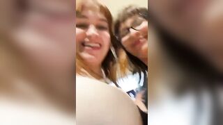 Ciao guarda le nostre tette porco !