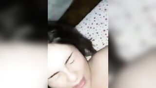 Bocchino fidanzata sborrata in faccia e sulle tette