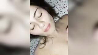 Bocchino fidanzata sborrata in faccia e sulle tette