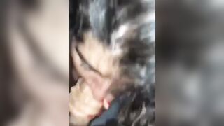 Una fidanzata tettona cui piace succhiare l'uccello