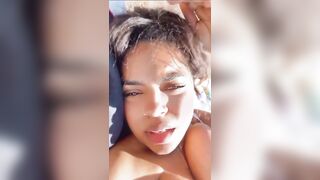 Lei dalle grosse tette si masturba al lago