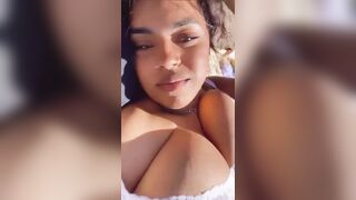 Anteprima del video: Lei dalle grosse tette si masturba al lago