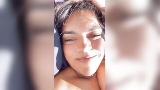 Lei dalle grosse tette si masturba al lago