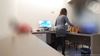 esibizionista mostra il culo al tecnico del computer in ufficio