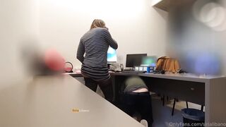 esibizionista mostra il culo al tecnico del computer in ufficio