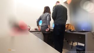 esibizionista mostra il culo al tecnico del computer in ufficio