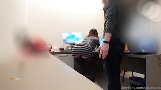 esibizionista mostra il culo al tecnico del computer in ufficio