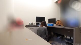 esibizionista mostra il culo al tecnico del computer in ufficio